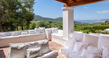 Fantastic Holiday Home with Sea View, Pool, Terrace