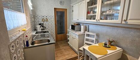 KĂŒhlschrank, Mikrowelle, Ofen, Wasserkocher mit Kaffee-/Teezubehör