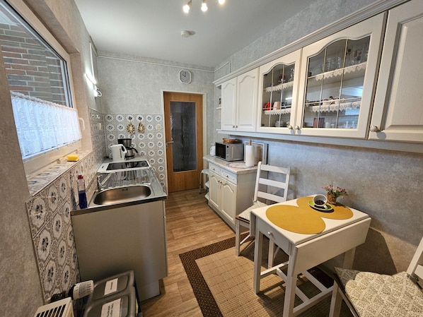 Køleskab, mikrobølgeovn, ovn, kaffe-/temaskine