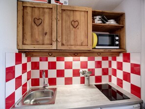 Kühlschrank, Mikrowelle, Geschirrspüler, Toaster