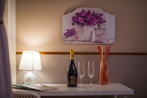 Double or Twin Room, Garden View | Air conditioning - Bed and Breakfast Villa Rocla Pompei (Torre Annunziata)