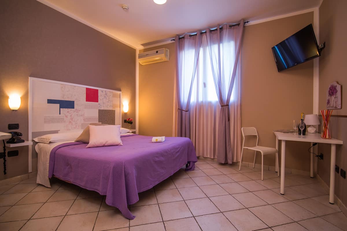 Camera con letto matrimoniale o 2 letti singoli, vista giardino | Una scrivania, tende oscuranti, culle/letti per bambini (a pagamento)