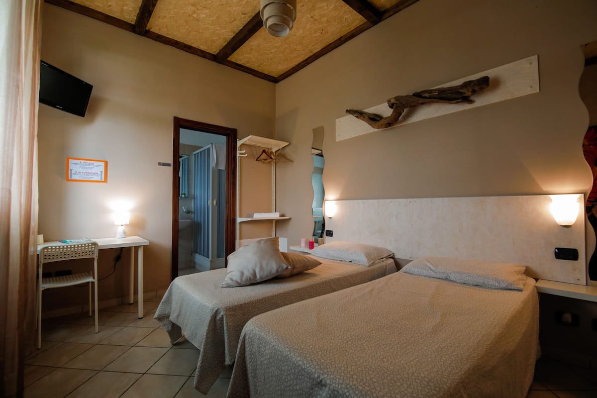 Camera con letto matrimoniale o 2 letti singoli | Una scrivania, tende oscuranti, culle/letti per bambini (a pagamento)