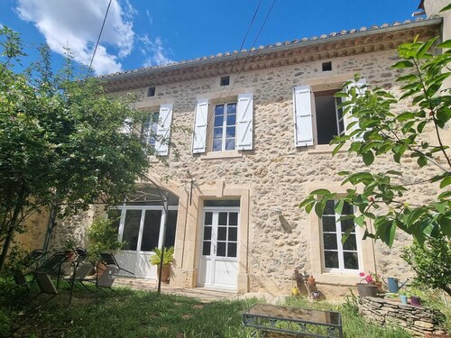 Steinvilla mit Garten