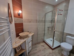 Dusche, umweltfreundliche Kosmetikartikel, Haartrockner, Handtücher