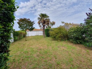 Property grounds - Charming 3-Star Villa, 2 Bedrooms, Garden Near Beach (L'Aiguillon-sur-Mer)