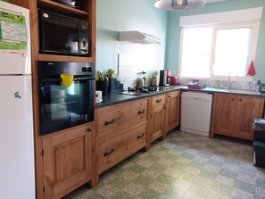 Fridge, microwave, oven, stovetop - Charming 3-Star Villa, 2 Bedrooms, Garden Near Beach (L'Aiguillon-sur-Mer)