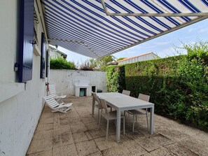 Outdoor dining - Charming 3-Star Villa, 2 Bedrooms, Garden Near Beach (L'Aiguillon-sur-Mer)