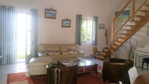 Télévision, cheminée, lecteur de DVD, chaîne hi-fi