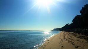 Plage à proximité, chaise longue, serviettes de plage