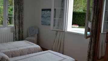 2 bedrooms, iron/ironing board, free WiFi, bed sheets