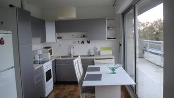 Réfrigérateur, micro-ondes, four, plaque de cuisson