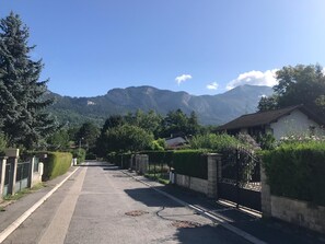 Property grounds - CHEZ SANDRO 15 min from Geneva & Ski Resorts, hiking, paragliding ect! (Bonneville)