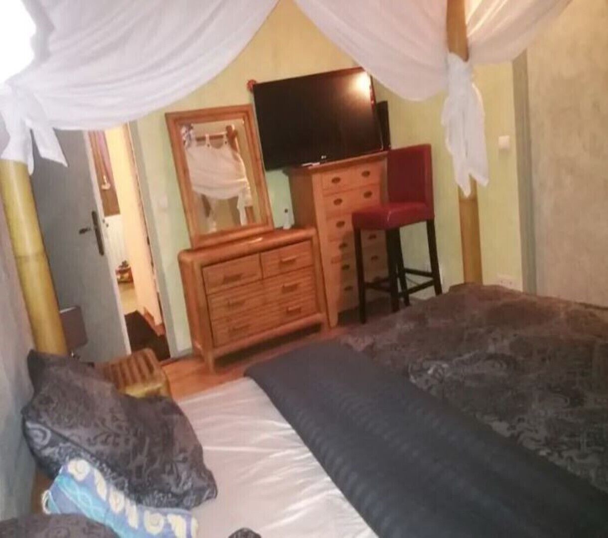 4 chambres, coffres-forts dans les chambres, bureau