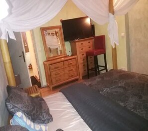 4 bedrooms, in-room safe, desk, iron/ironing board - CHEZ SANDRO 15 min from Geneva & Ski Resorts, hiking, paragliding ect! (Bonneville)