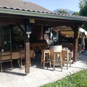 Outdoor dining - CHEZ SANDRO 15 min from Geneva & Ski Resorts, hiking, paragliding ect! (Bonneville)