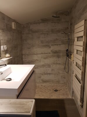 Dusche, Haartrockner, Handtücher, Seife