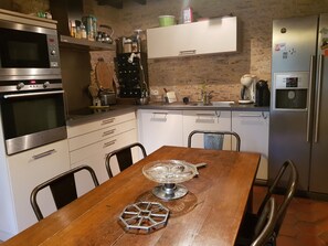Frigorifero, microonde, forno, piano cottura