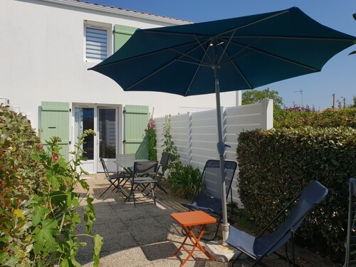 Comfortable house, walk to beach and shops, pets allowed upon request