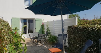 Comfortable house, walk to beach and shops, pets allowed upon request