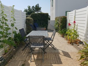 Outdoor dining - Comfortable house, walk to beach and shops, pets allowed upon request (La Faute-sur-Mer)