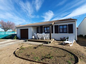 Outdoor dining - Comfortable Individual House 4 Pers in L'Aiguillon-sur-Mer (L'Aiguillon-sur-Mer)