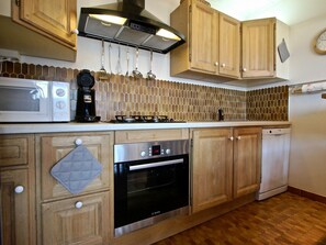 Jääkaappi, mikroaaltouuni, uuni, liesi