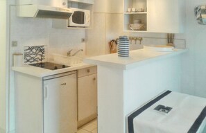 Réfrigérateur, four à micro-ondes, surface de cuisson, cafetière-théière