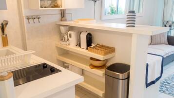 Kühlschrank, Mikrowelle, Herdplatte, Wasserkocher mit Kaffee-/Teezubehör