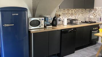 Frigorifero, microonde, forno, piano cottura