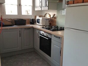 Réfrigérateur, micro-ondes, four, plaque de cuisson