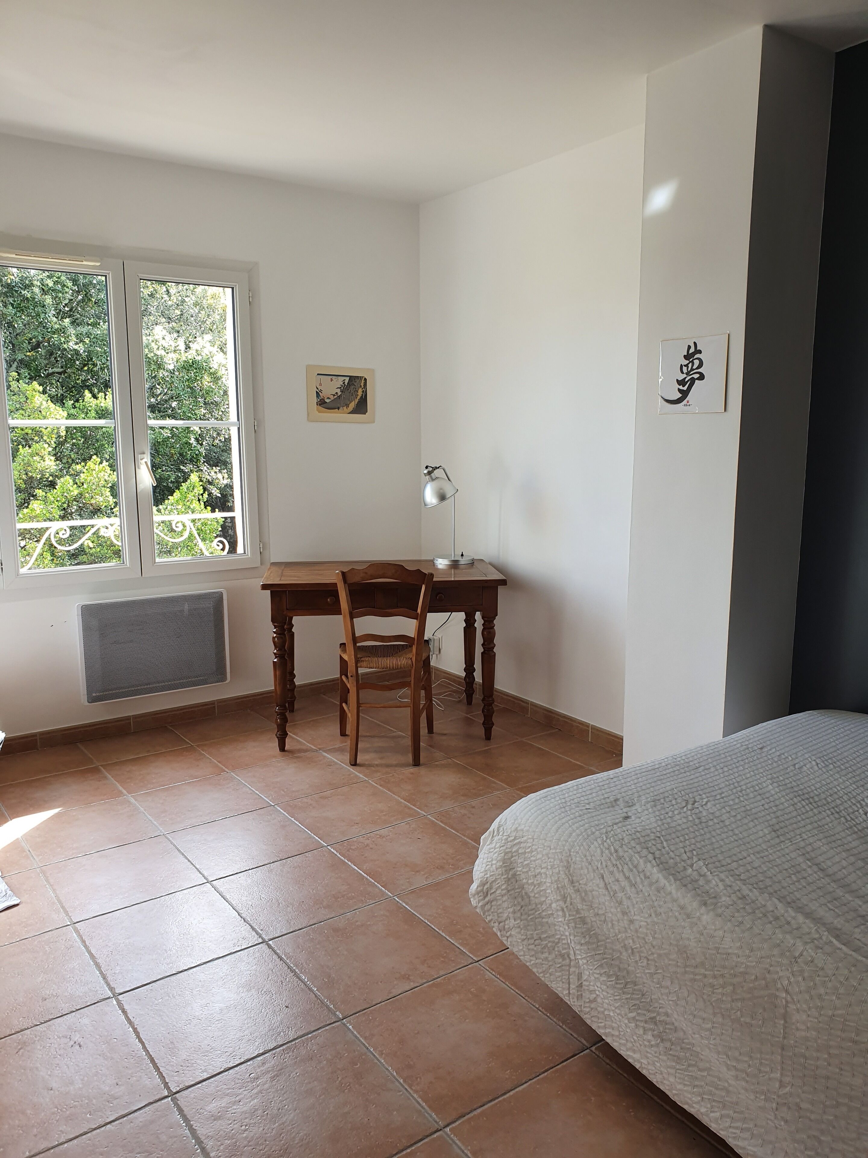 3 slaapkamers, een strijkplank/strijkijzer, wifi, beddengoed