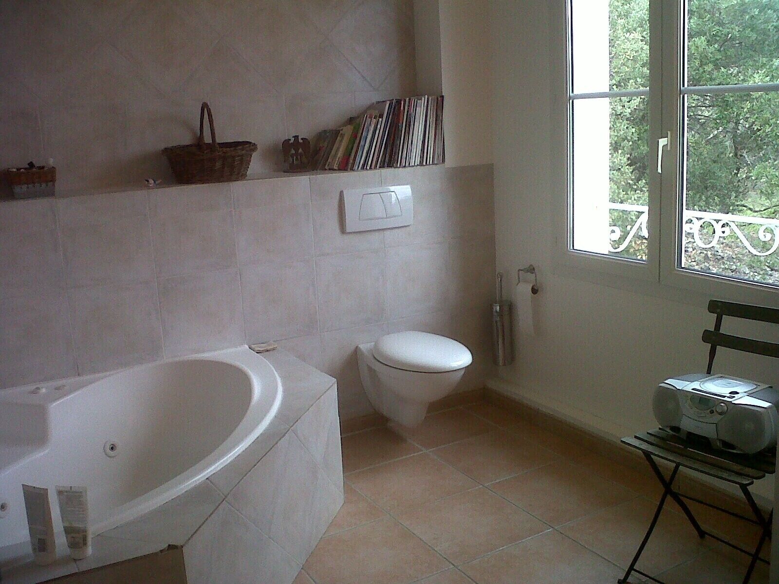 Bathtub, towels