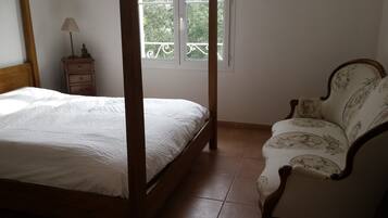 3 chambres, fer et planche à repasser, Wi-Fi, draps fournis