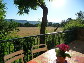 Outdoor dining - In an old house typical under a castle (Prudhomat)