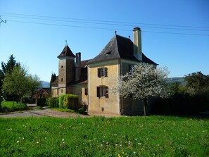 Exterior - In an old house typical under a castle (Prudhomat)