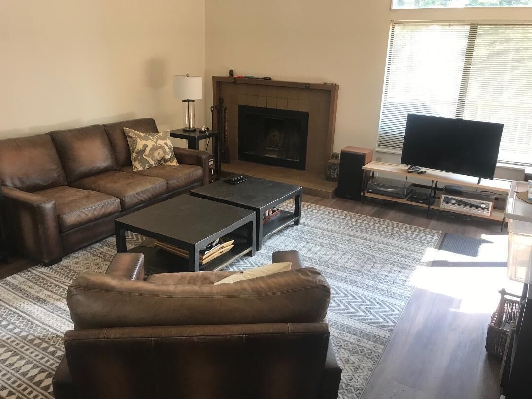 5 Bedrms w/ Large Deck & Lake View - Recent Re-Fresh - Floors, Furniture & Beds