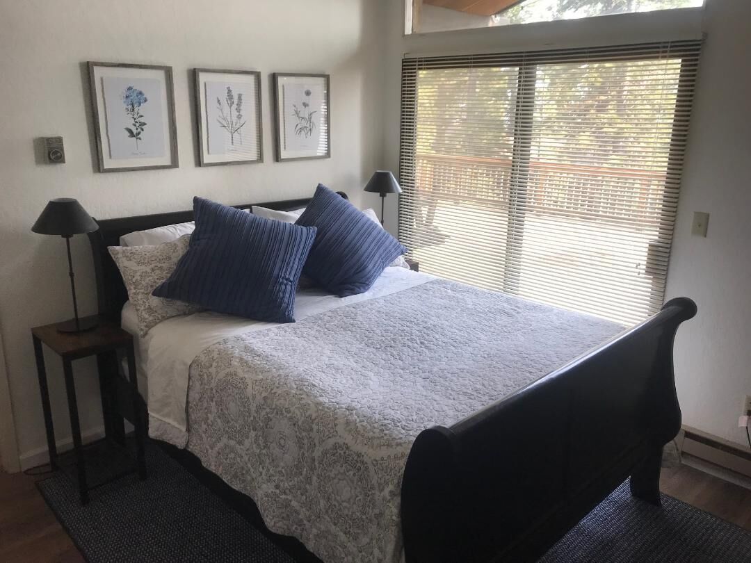 5 Bedrms w/ Large Deck & Lake View - Recent Re-Fresh - Floors, Furniture & Beds