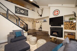 TV, fireplace - Exceptional 3 bedroom sleeps 10 on Main St in downtown (Winter Park)