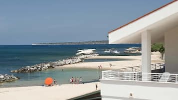 En la playa, camastros y toallas de playa