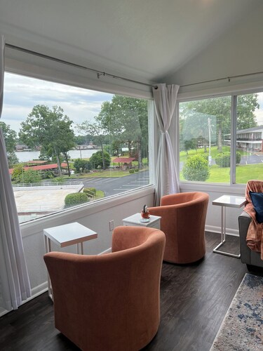 Warm and Cozy condo with an amazing view of Lake Hamilton  -  remodeled 5/23/25