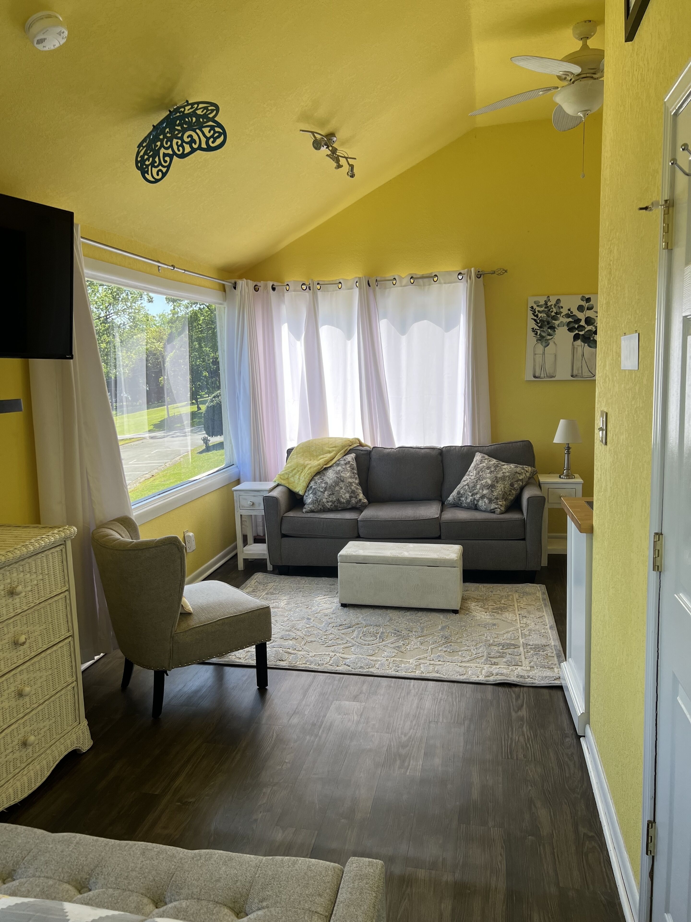 Bright and Cozy condo with an amazing view of Lake Hamilton 