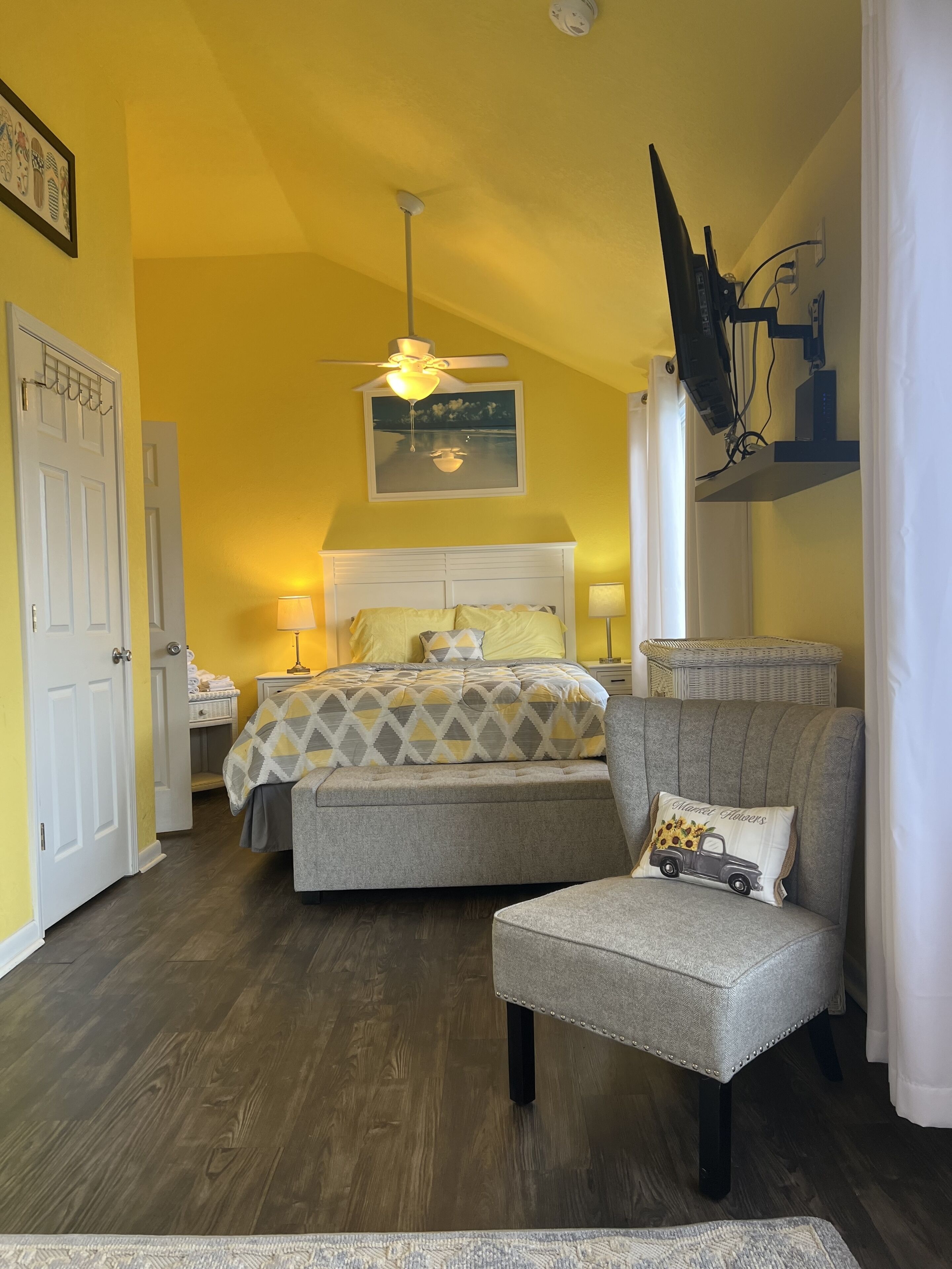 Bright and Cozy condo with an amazing view of Lake Hamilton 