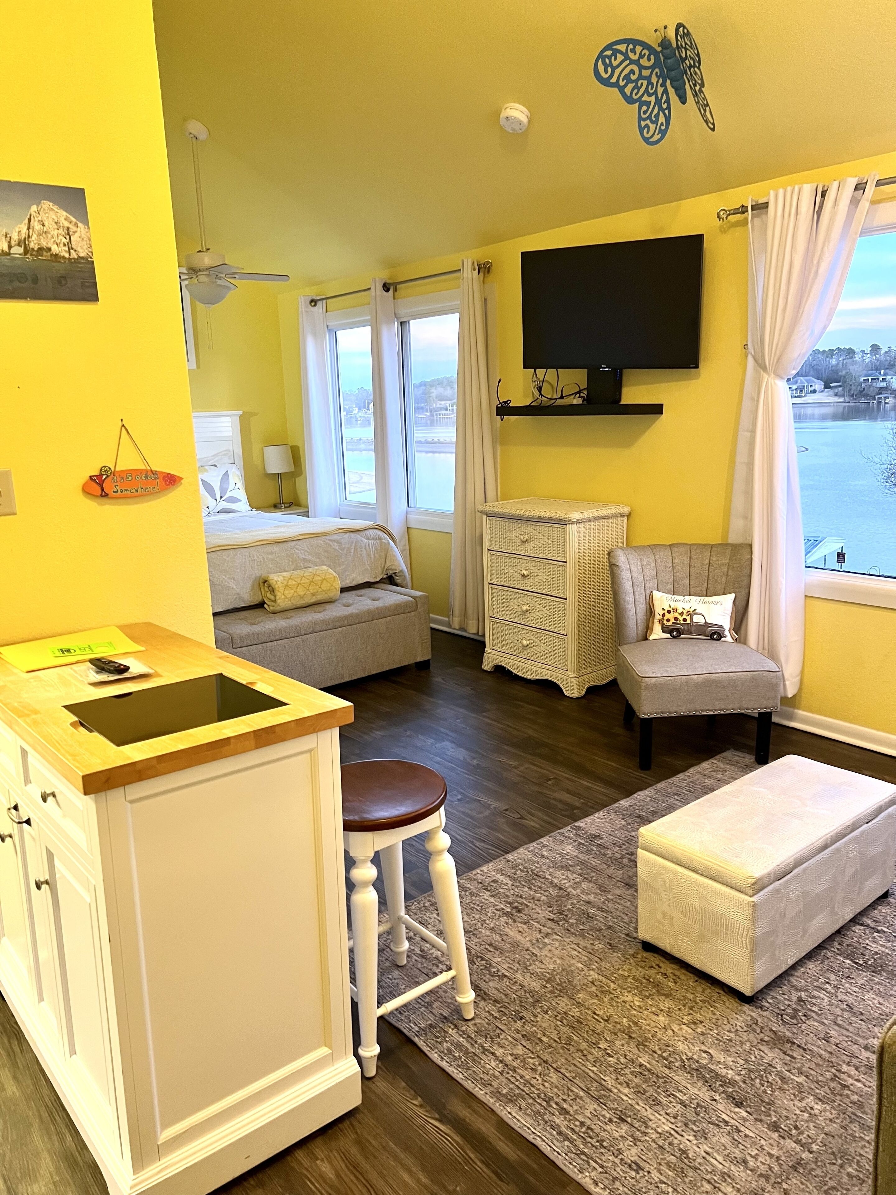 Bright and Cozy condo with an amazing view of Lake Hamilton 