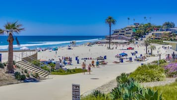 Beach nearby, sun loungers, beach towels