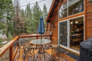 Outdoor dining - Pet-Friendly Mountain Retreat | King Suite, Bunks, Desk, Hot Tub, PingPong (Truckee)