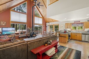 Smart TV, fireplace, DVD player, table tennis - Pet-Friendly Winter Cabin | Hot Tub, Fireplace, Bunk Room & 6Mins to Ski Resort (Truckee)