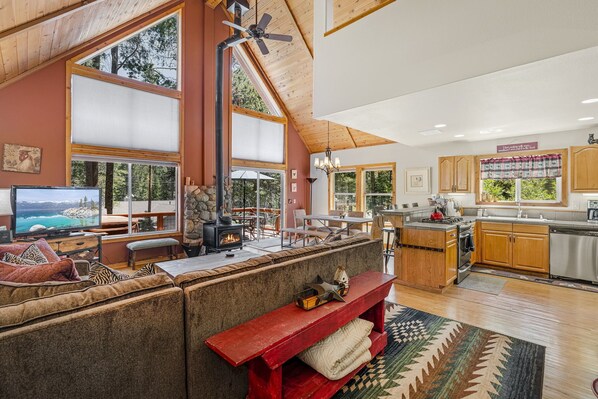 Smart TV, chimenea, reproductor de DVD y tenis de mesa 