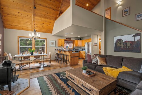 Pet-Friendly Mountain Retreat | King Suite, Bunks, Desk, Hot Tub, PingPong