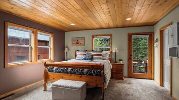 4 bedrooms, desk, iron/ironing board, WiFi (free)